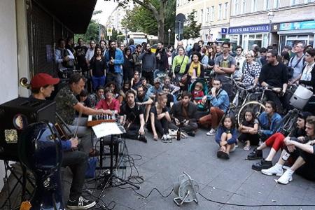 News: Berlin Plan to Deter Homeless with Music Halted by Musician’s Protest