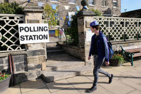 Le gouvernement britanniques critiqué pour les obstacles empêchant les sans-abri de voter